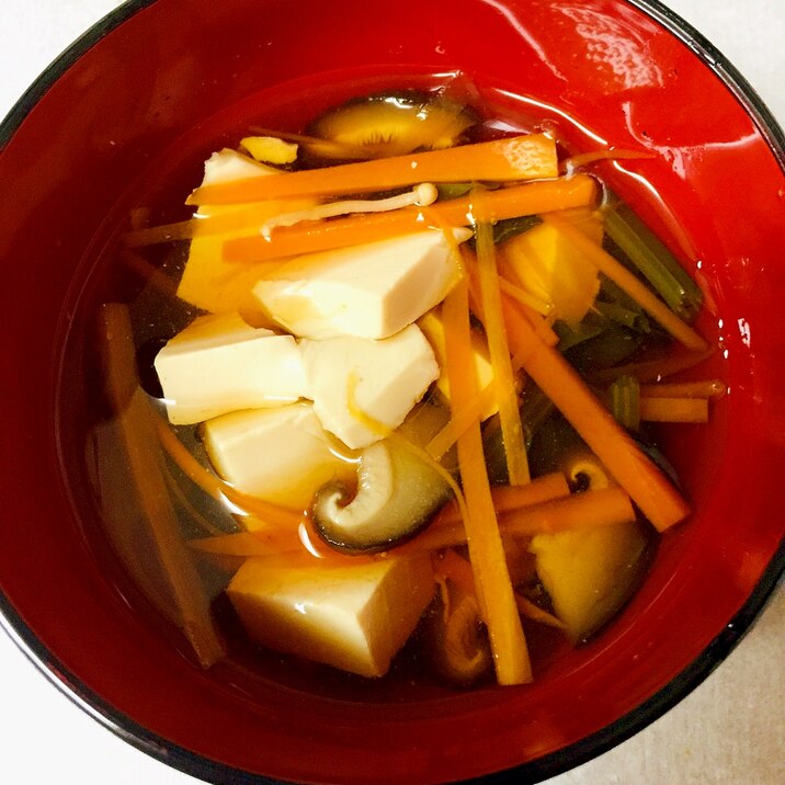 人参と豆腐と椎茸のお吸い物